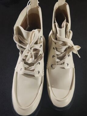 Essentials Women's Lace Up Moc Toe Combat Boots in Ivory faux leather Size 9.5